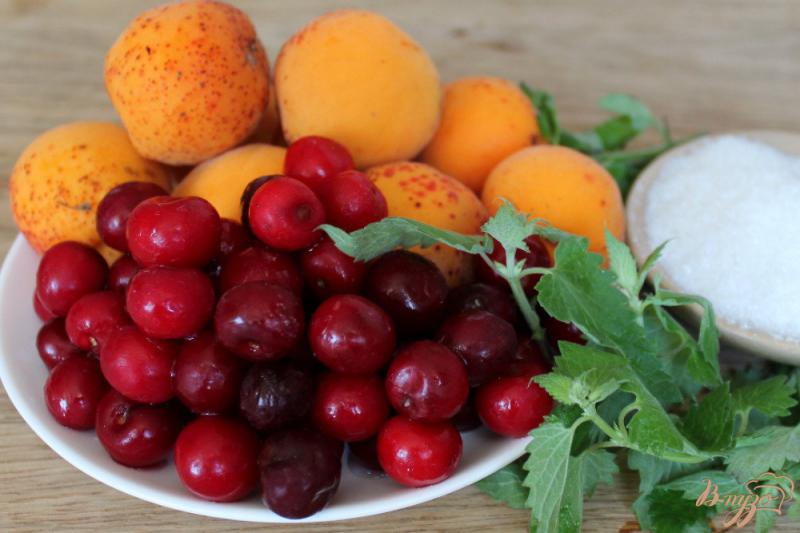 Фото приготовление рецепта: Компот с вишнями, абрикосом и мелиссой шаг №1