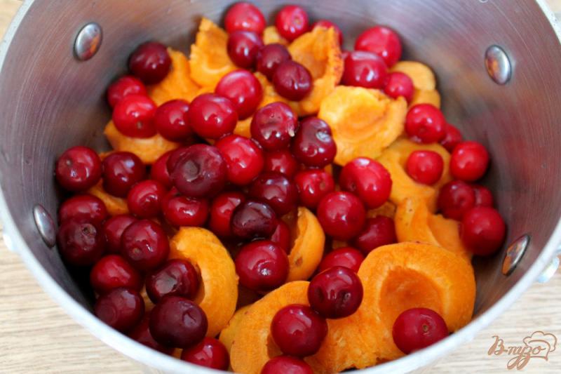 Фото приготовление рецепта: Компот с вишнями, абрикосом и мелиссой шаг №2