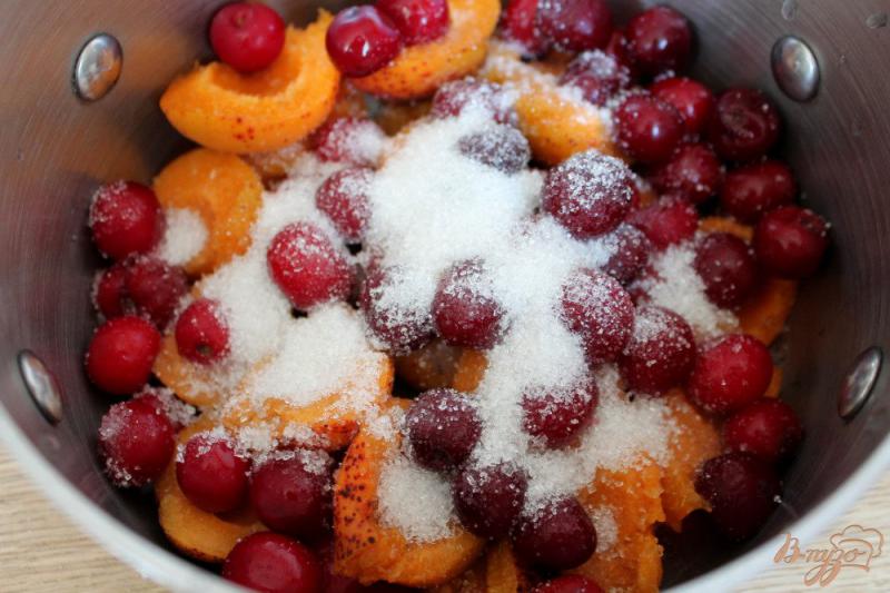 Фото приготовление рецепта: Компот с вишнями, абрикосом и мелиссой шаг №3
