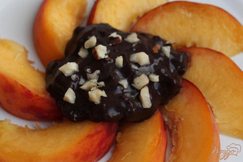 Фото приготовление рецепта: Персик с шоколадом и орехами шаг №5
