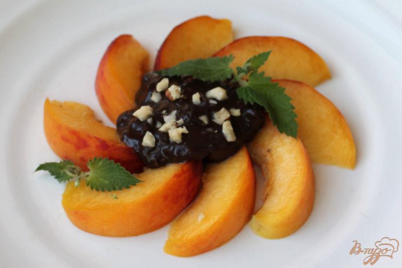 Фото приготовление рецепта: Персик с шоколадом и орехами шаг №6