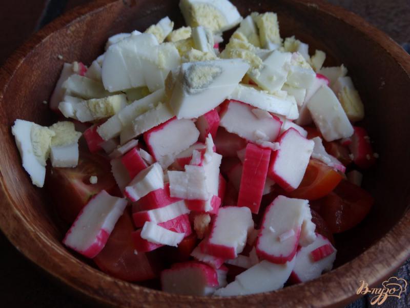 Фото приготовление рецепта: Салат с черри и крабовыми палочками шаг №3