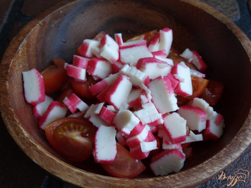 Фото приготовление рецепта: Салат с черри и крабовыми палочками шаг №2