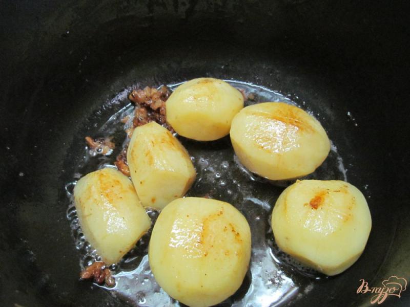 Фото приготовление рецепта: Запеченное мясо с картофелем в мультиварке шаг №4
