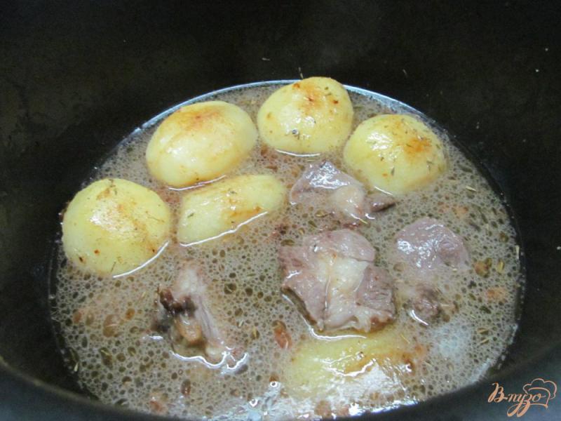 Фото приготовление рецепта: Запеченное мясо с картофелем в мультиварке шаг №8