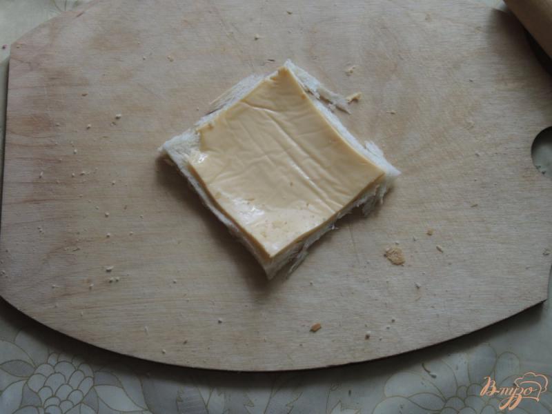 Фото приготовление рецепта: Рулетики из сыра и хлеба шаг №3