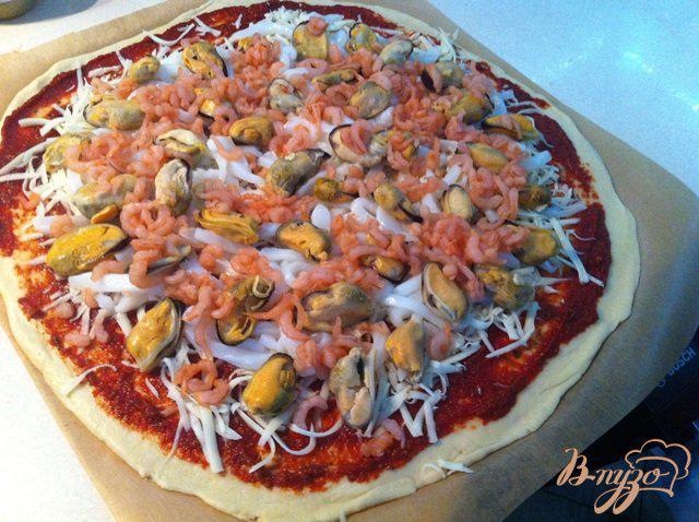 Фото приготовление рецепта: Пицца с морепродуками шаг №7