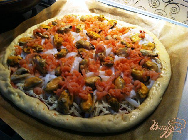 Фото приготовление рецепта: Пицца с морепродуками шаг №8