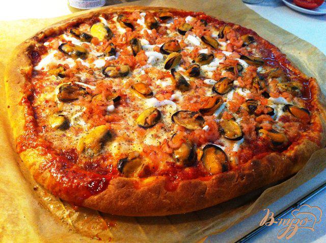 Фото приготовление рецепта: Пицца с морепродуками шаг №9