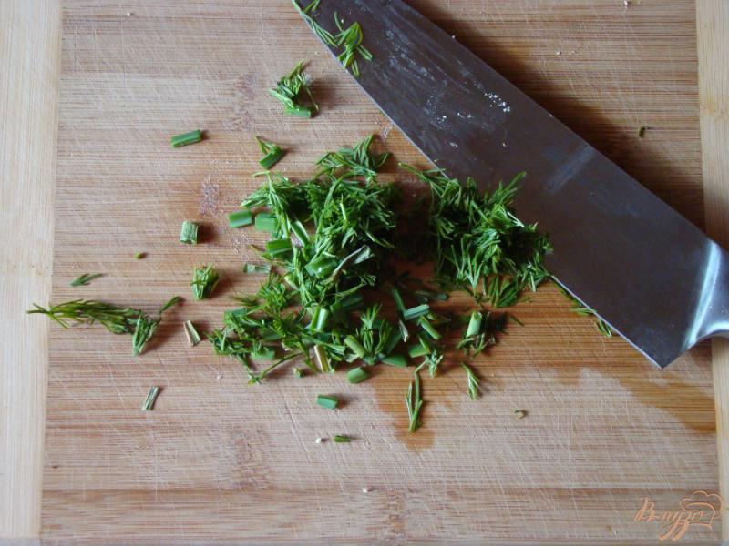 Фото приготовление рецепта: Салат из огурцов и горошка шаг №3