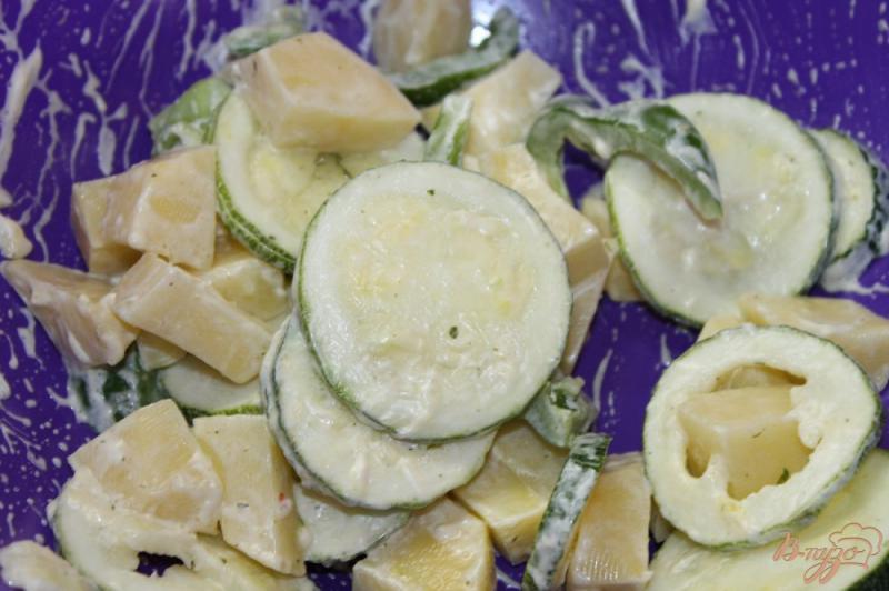 Фото приготовление рецепта: Запеченный картофель в горшочке из кабачком и фрикадельками шаг №4