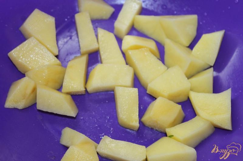 Фото приготовление рецепта: Запеченный картофель в горшочке из кабачком и фрикадельками шаг №1
