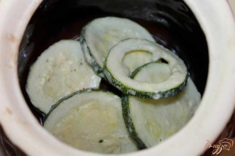 Фото приготовление рецепта: Запеченный картофель в горшочке из кабачком и фрикадельками шаг №5