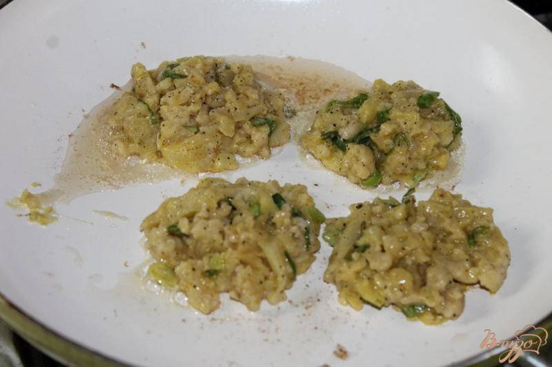 Фото приготовление рецепта: Овощные котлеты из цветной капусты с зеленым луком шаг №4