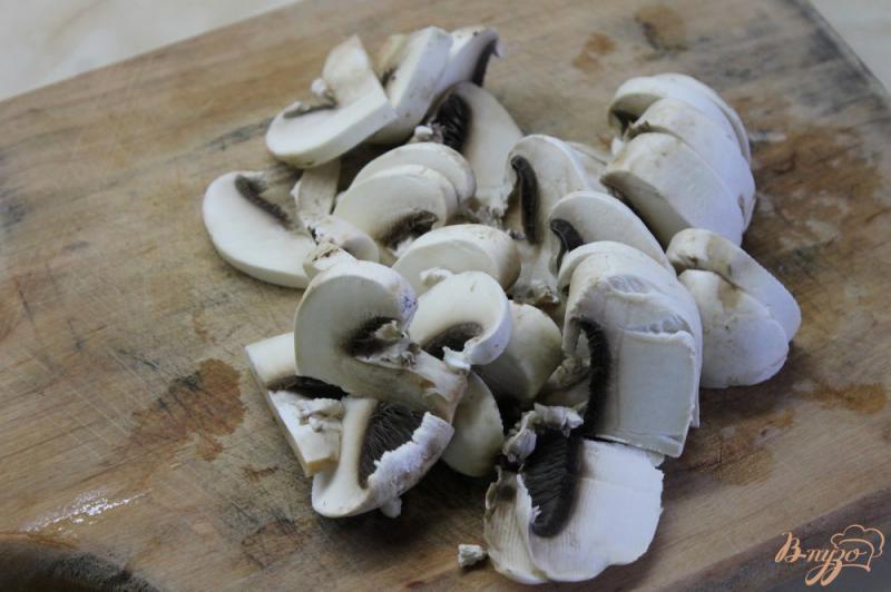 Фото приготовление рецепта: Крем - суп из грибов с сырными гренками шаг №2