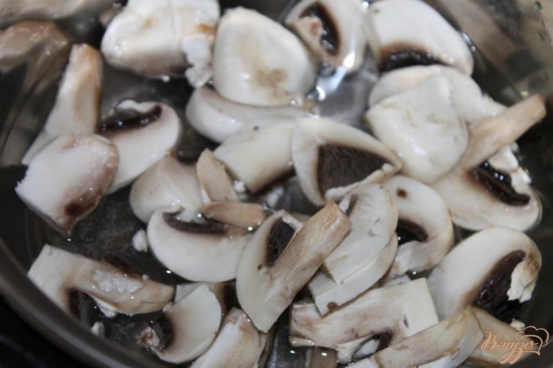 Фото приготовление рецепта: Крем - суп из грибов с сырными гренками шаг №3