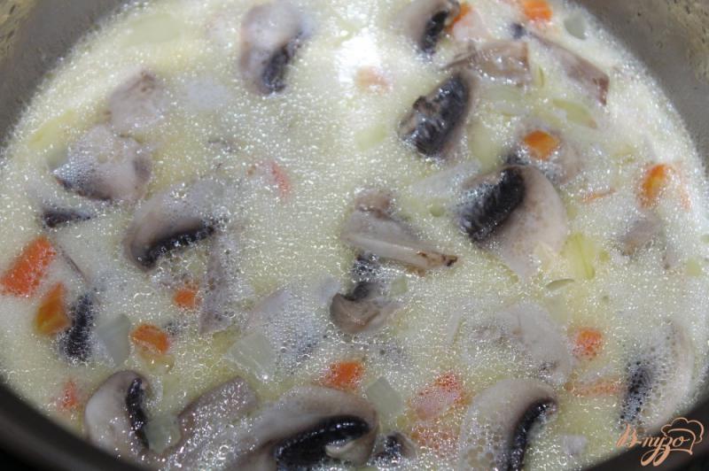 Фото приготовление рецепта: Крем - суп из грибов с сырными гренками шаг №5