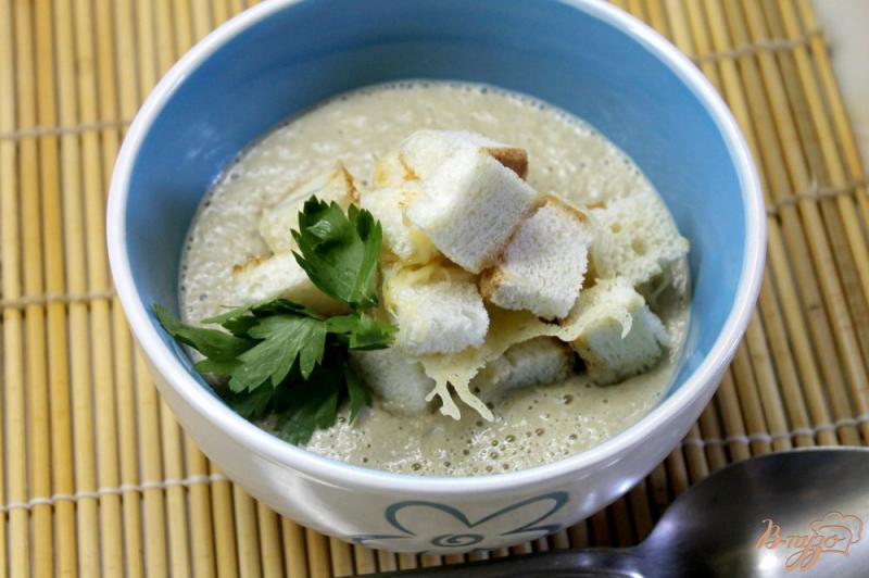 Фото приготовление рецепта: Крем - суп из грибов с сырными гренками шаг №10