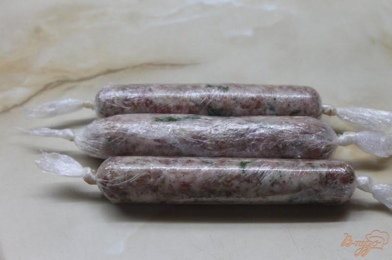 Фото приготовление рецепта: Свиные колбаски завернутые в кабачок шаг №5