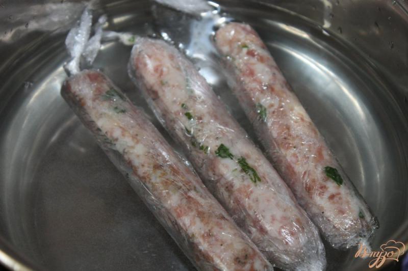 Фото приготовление рецепта: Свиные колбаски завернутые в кабачок шаг №6