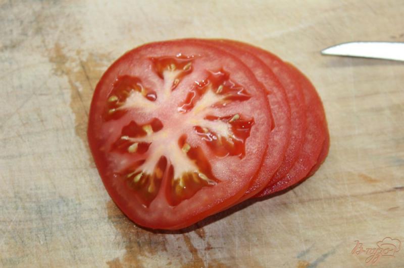 Фото приготовление рецепта: Закусочные помидоры из сыром фета и маринованным луком в соусе Песто шаг №2