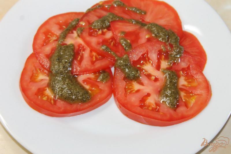 Фото приготовление рецепта: Закусочные помидоры из сыром фета и маринованным луком в соусе Песто шаг №3