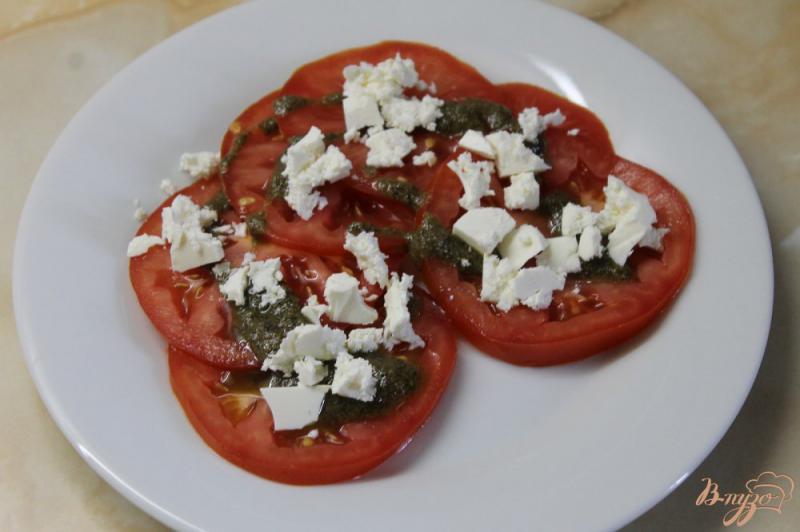 Фото приготовление рецепта: Закусочные помидоры из сыром фета и маринованным луком в соусе Песто шаг №4