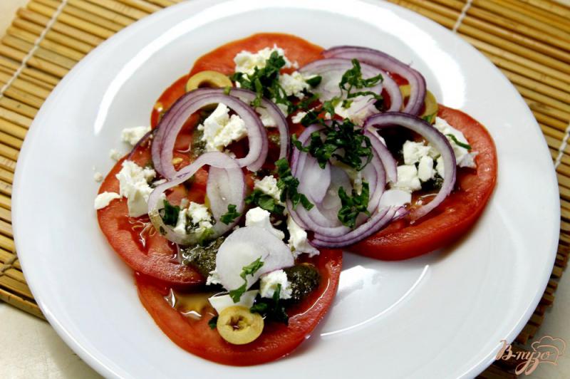 Фото приготовление рецепта: Закусочные помидоры из сыром фета и маринованным луком в соусе Песто шаг №5