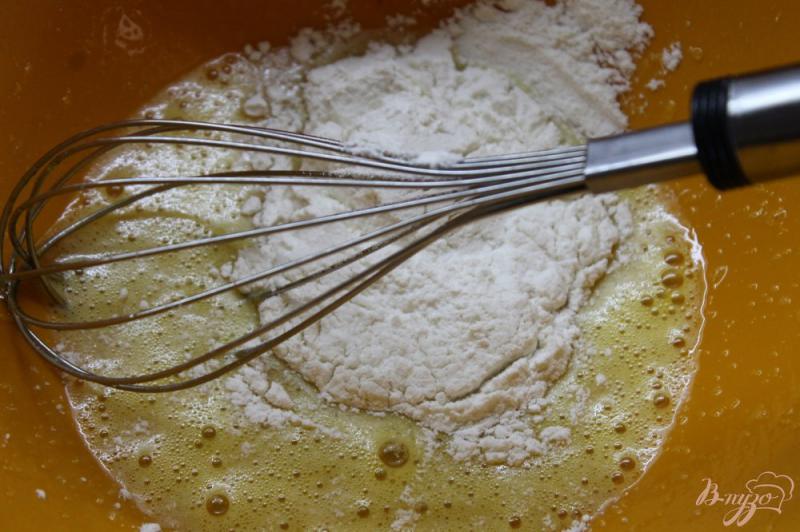 Фото приготовление рецепта: Сладкие ванильные оладьи из сгущенным молоком и персиками шаг №2