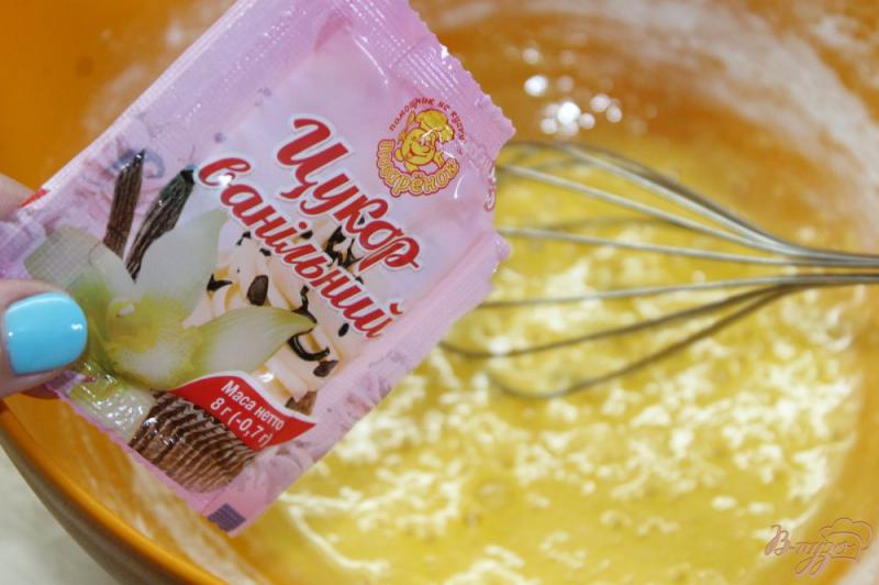 Фото приготовление рецепта: Сладкие ванильные оладьи из сгущенным молоком и персиками шаг №3