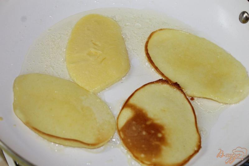Фото приготовление рецепта: Сладкие ванильные оладьи из сгущенным молоком и персиками шаг №5