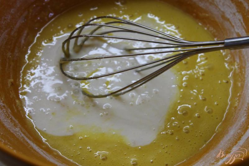 Фото приготовление рецепта: Сладкие ванильные оладьи из сгущенным молоком и персиками шаг №4