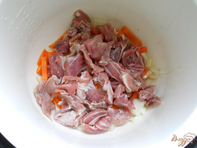 Фото приготовление рецепта: Рисово-пшенная каша с мясом в мультиварке шаг №2