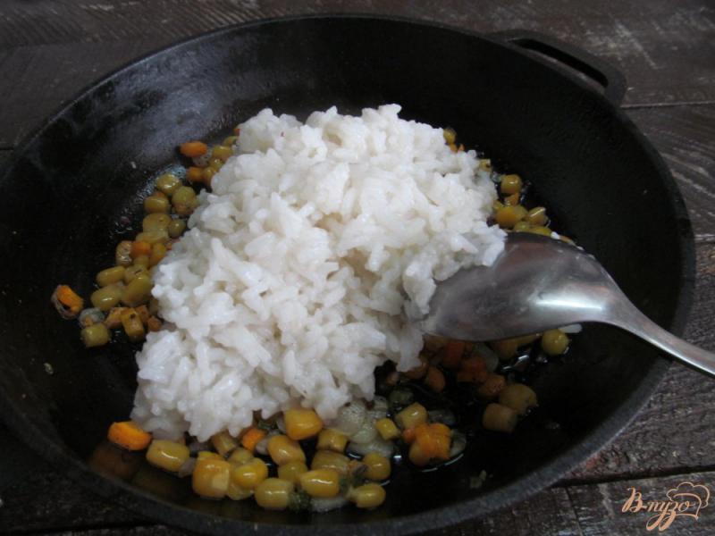 Фото приготовление рецепта: Рис в восточном стиле шаг №4