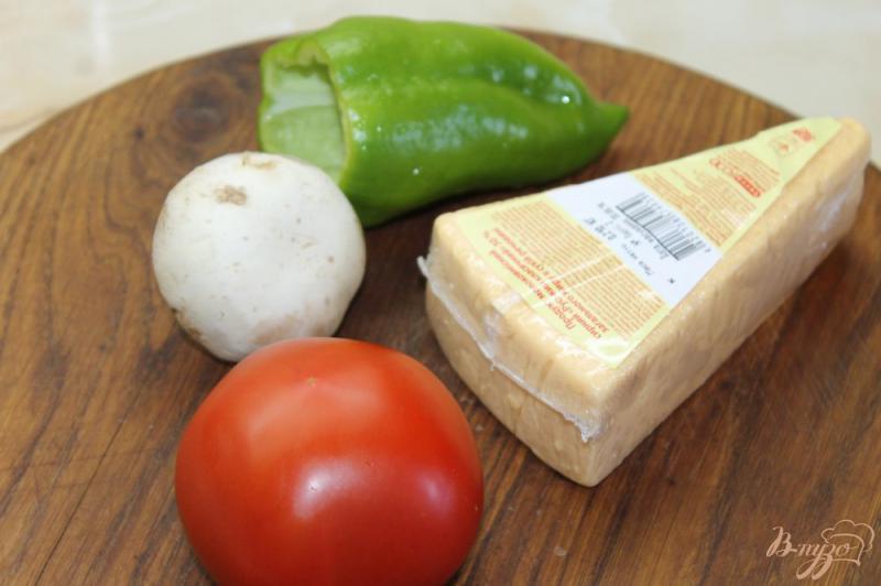 Фото приготовление рецепта: Салат из помидоров с твердым сыром, грибами и перцем шаг №1