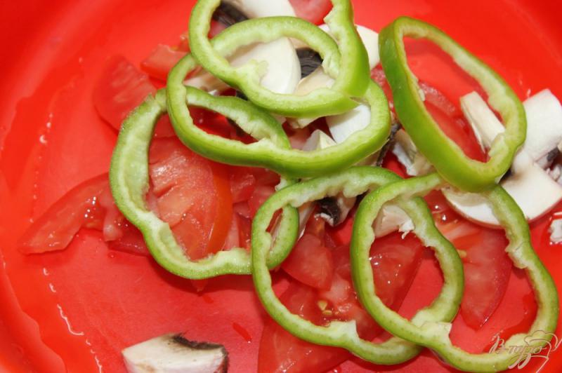 Фото приготовление рецепта: Салат из помидоров с твердым сыром, грибами и перцем шаг №3