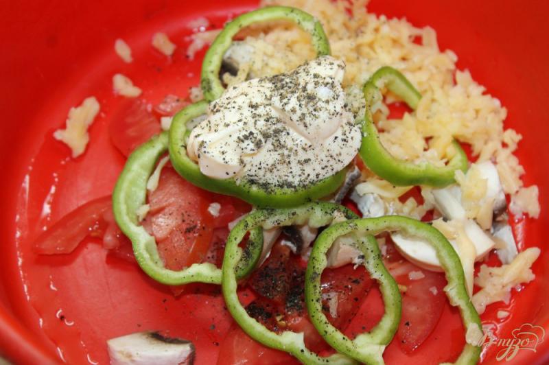 Фото приготовление рецепта: Салат из помидоров с твердым сыром, грибами и перцем шаг №5