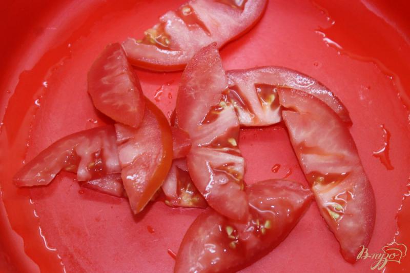 Фото приготовление рецепта: Салат из помидоров с твердым сыром, грибами и перцем шаг №2