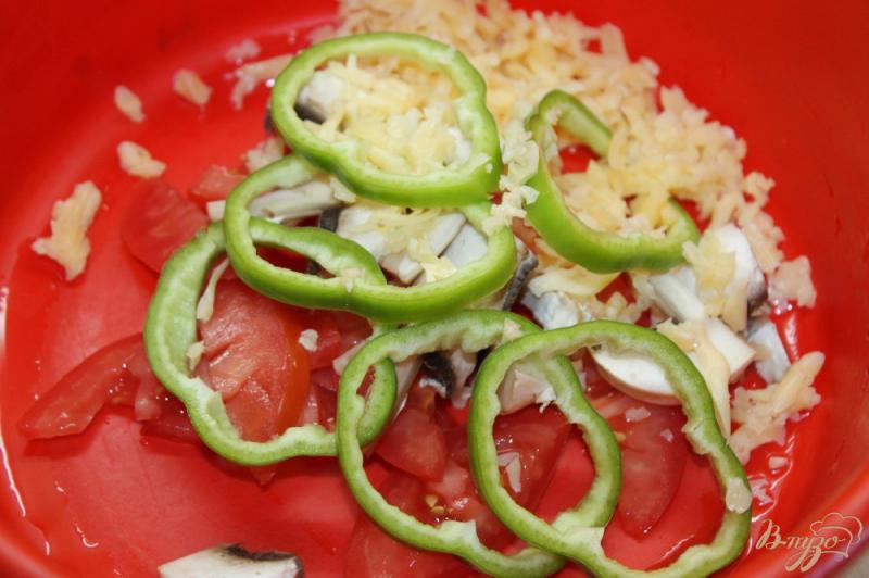 Фото приготовление рецепта: Салат из помидоров с твердым сыром, грибами и перцем шаг №4
