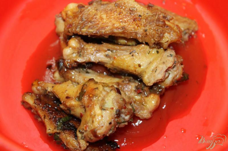 Фото приготовление рецепта: Куриные крылья в остром шашлычном соусе шаг №7