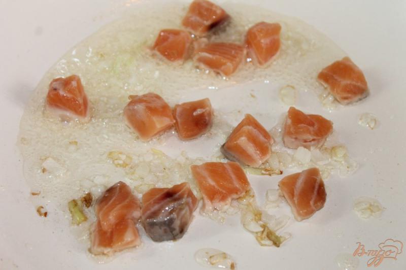 Фото приготовление рецепта: Паста в сливочном соусе из лосося и вяленых томатов шаг №4