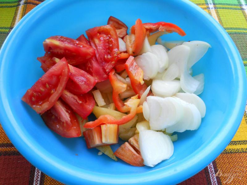 Фото приготовление рецепта: Карп с овощами в сметанном соусе в духовке шаг №3