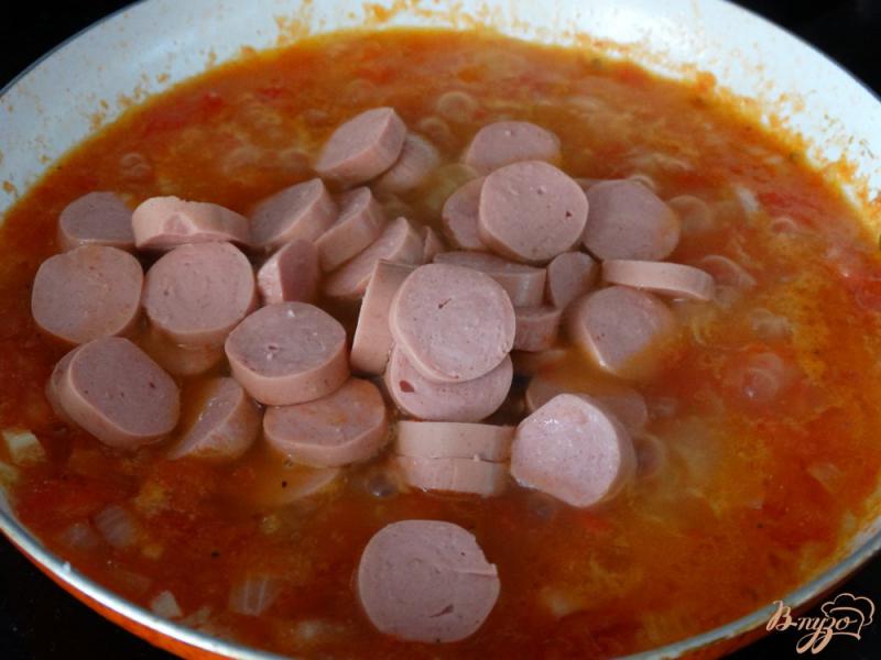 Фото приготовление рецепта: Букатини в томатном соусе с сосиками шаг №4