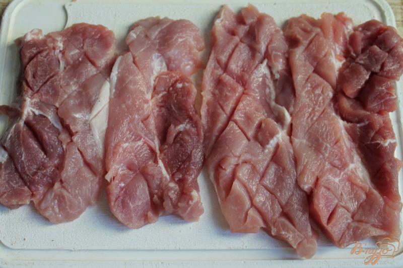 Фото приготовление рецепта: Жареная свинина с чесноком и брынзой шаг №1