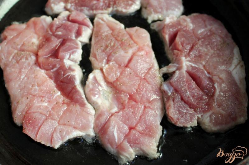 Фото приготовление рецепта: Жареная свинина с чесноком и брынзой шаг №3