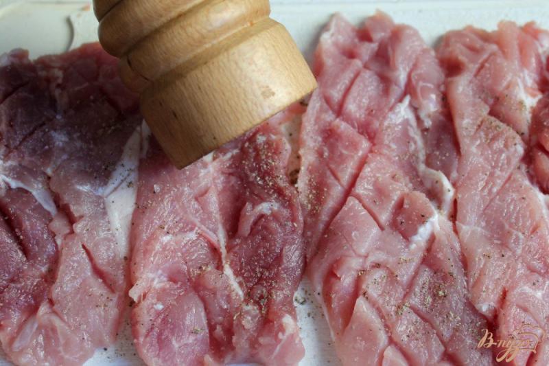 Фото приготовление рецепта: Жареная свинина с чесноком и брынзой шаг №2