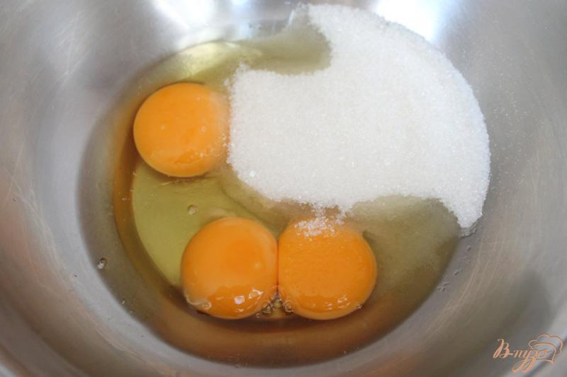 Фото приготовление рецепта: Манник на кефире с абрикосами шаг №1