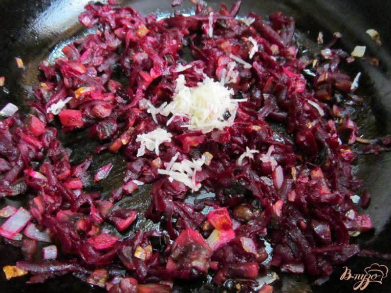 Фото приготовление рецепта: Свекольный салат с грибами и черносливом шаг №4