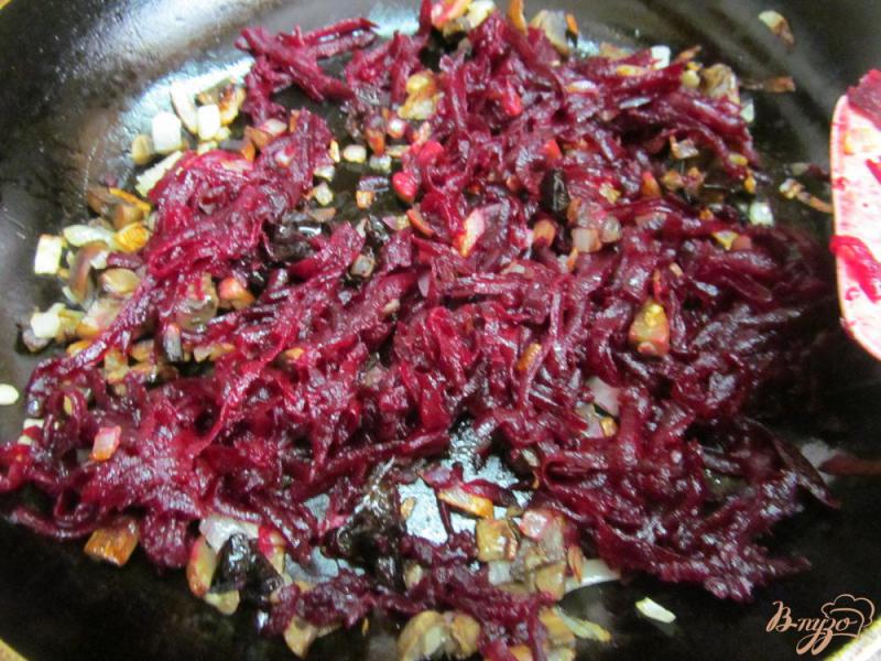 Фото приготовление рецепта: Свекольный салат с грибами и черносливом шаг №3