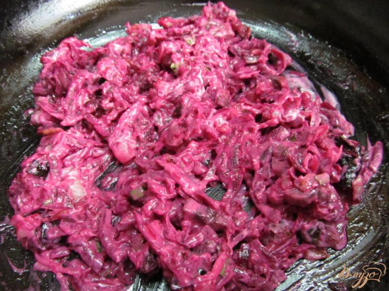 Фото приготовление рецепта: Свекольный салат с грибами и черносливом шаг №5